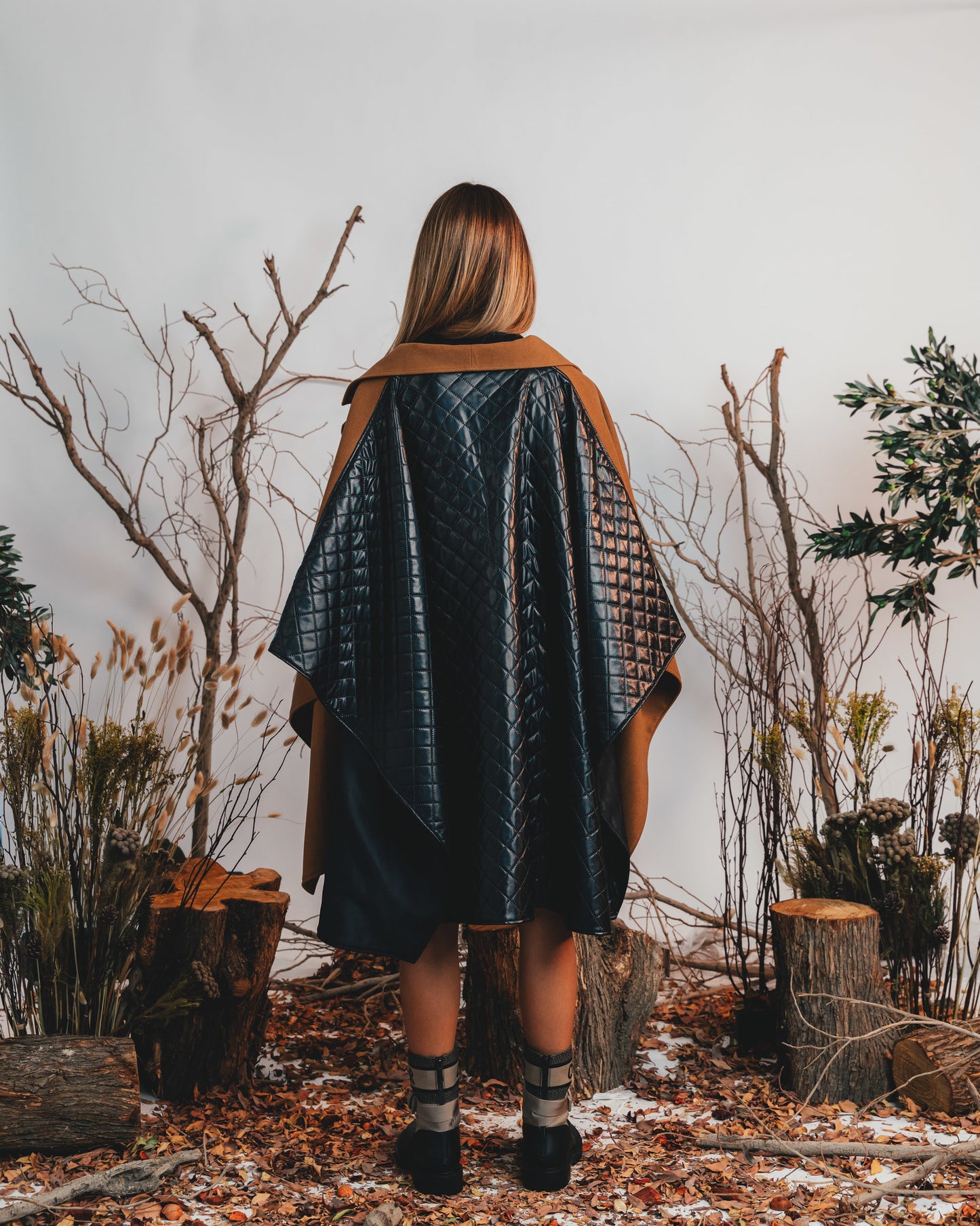 QUILTED PONCHO (BLACK)